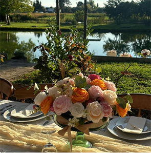 Une décoration avec des fleurs